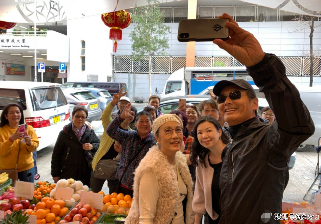 Châu Nhuận Phát nổi tiếng là ngôi sao bình dị, thân thiện. Châu Nhuận Phát nổi tiếng là ngôi sao bình dị, thân thiện.