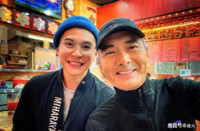 Châu Nhuận Phát đã 66 tuổi, lộ dấu hiệu tuổi tác, nhưng vẫn giữ được tinh thần tốt và vóc dáng cân đối. Châu Nhuận Phát đã 66 tuổi, lộ dấu hiệu tuổi tác, nhưng vẫn giữ được tinh thần tốt và vóc dáng cân đối.