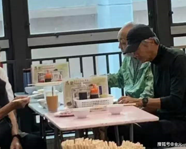 Châu Nhuận Phát không còn cống hiến hết mình cho công việc, thay vào đó tận hưởng tuổi già nhàn nhã, thỉnh thoảng tụ tập bạn bè. Châu Nhuận Phát không còn cống hiến hết mình cho công việc, thay vào đó tận hưởng tuổi già nhàn nhã, thỉnh thoảng tụ tập bạn bè.