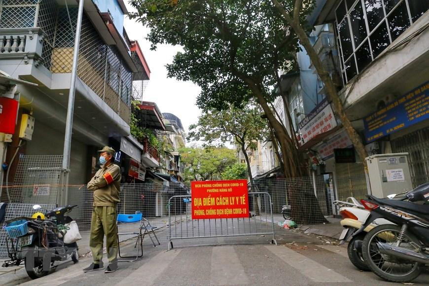 Một chốt kiểm soát dịch trên phố Thuốc Bắc (phường Hàng Bồ, quận Hoàn Kiếm). (Ảnh: Tuấn Đức/TTXVN)