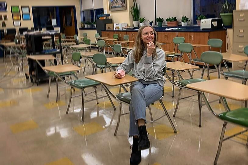 Sao "Mean Girls" Amanda Seyfried thích thú khi trở lại trường học.