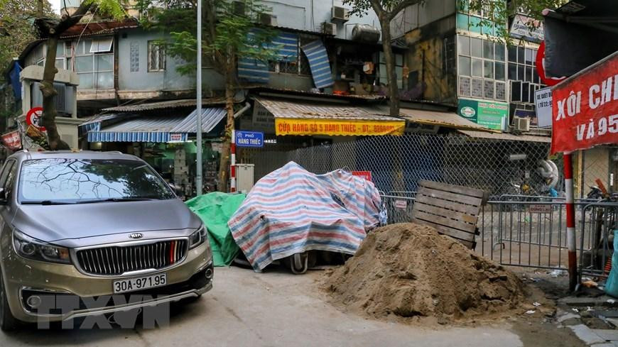 Một chốt cứng trên phố Hàng Thiếc (phường Hàng Gai, quận Hoàn Kiếm). (Ảnh: Tuấn Đức/TTXVN)