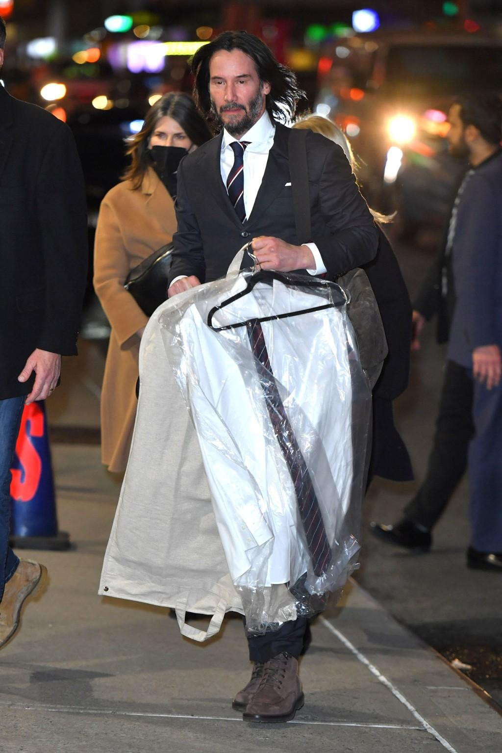 Tài tử "Ma trận" Keanu Reeves tất bật, "tay xách nách mang" khi đến dự chương trình "The Late Show With Stephen Colbert".