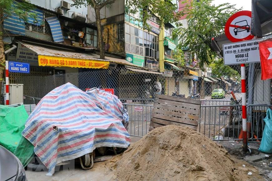 Một chốt cứng trên phố Hàng Thiếc (phường Hàng Gai, quận Hoàn Kiếm). (Ảnh: Tuấn Đức/TTXVN)