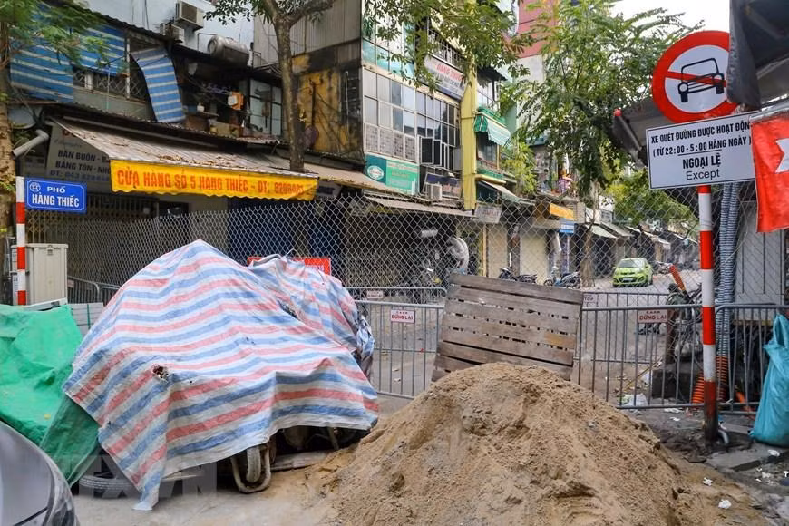 Một chốt cứng trên phố Hàng Thiếc (phường Hàng Gai, quận Hoàn Kiếm). (Ảnh: Tuấn Đức/TTXVN) Một chốt cứng trên phố Hàng Thiếc (phường Hàng Gai, quận Hoàn Kiếm). (Ảnh: Tuấn Đức/TTXVN)