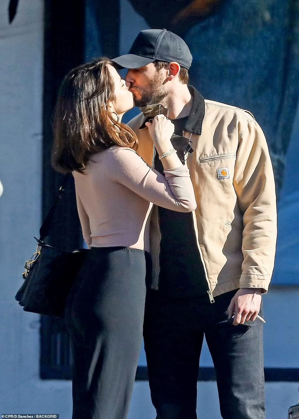 Ana say đắm bạn trai đến mức kéo khẩu trang, trao cho anh nụ hôn đắm đuối bất chấp đang ở nơi công cộng.