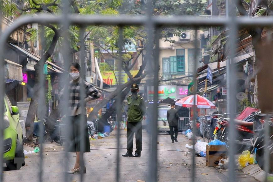 Người dân trong khu vực cách ly tại phố Hàng Thiếc (phường Hàng Gai, quận Hoàn Kiếm). (Ảnh: Tuấn Đức/TTXVN)