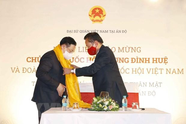 Đại sứ Việt Nam tại Ấn Độ Phạm Sanh Châu tặng khăn cho Chủ tịch Quốc hội Vương Đình Huệ. (Ảnh: Doãn Tấn/TTXVN) Đại sứ Việt Nam tại Ấn Độ Phạm Sanh Châu tặng khăn cho Chủ tịch Quốc hội Vương Đình Huệ. (Ảnh: Doãn Tấn/TTXVN)