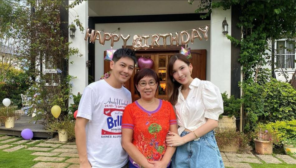 Lâm Chí Dĩnh ít khi đăng ảnh vợ trên trang cá nhân. Anh thường chia sẻ những hình ảnh đời thường bên các con, bạn bè và trên trường đua xe. Tuy nhiên, mỗi lần đăng ảnh chụp cùng Trần Nhược Nghi đều cho thấy tình cảm vợ chồng tốt đẹp, ngọt ngào.