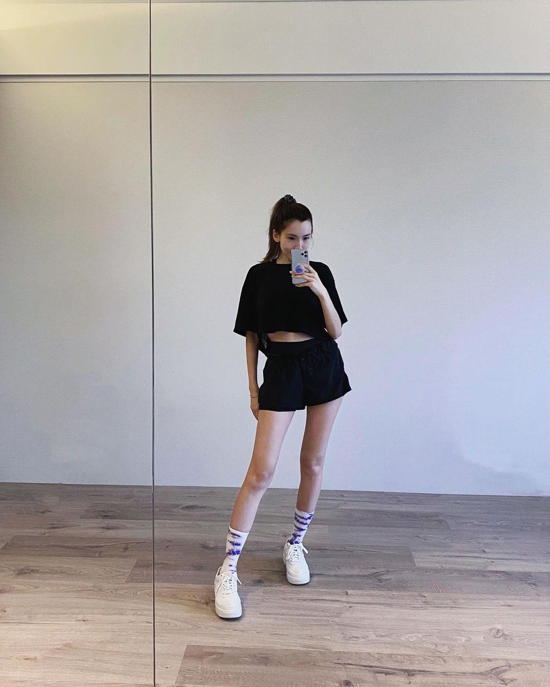 Tuy vậy, một số dân mạng cho rằng, là vợ của "đệ nhất mỹ nam C-biz" lại không hề già đi như "ăn thịt Đường Tăng", Trần Nhược Nghi không thể lơ là việc chăm chút ngoại hình. Trên trang cá nhân, cô thường đăng ảnh trong phòng tập gym, tập nhảy và bơi lội.