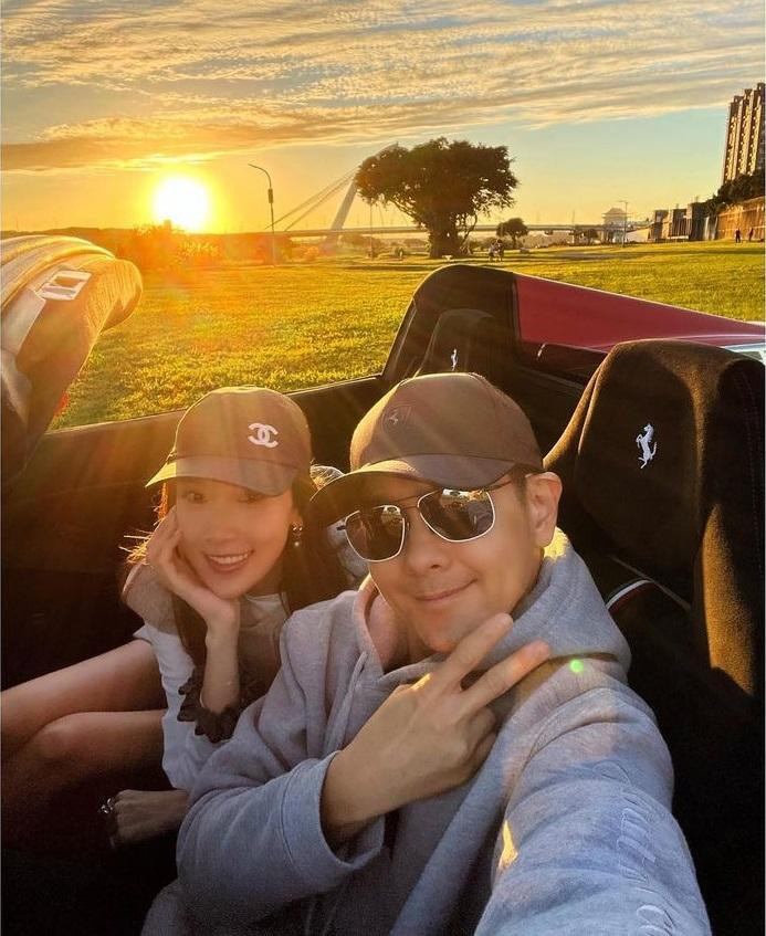 Ở một bức ảnh khác, tài tử "Thiên long bát bộ" và vợ chụp ảnh selfie trên chiếc xe hơi mui trần, phía sau là cảnh hoàng hôn tuyệt đẹp. Dân mạng khen ngợi, Lâm Chí Dĩnh quan tâm, yêu thương và biết tạo ra những khoảnh khắc lãng mạn với vợ. Ngoài ra, cặp đôi cũng nhận vô số lời trầm trồ về ngoại hình trẻ trung, nhất là Lâm Chí Dĩnh không hề giống một người đã 47 tuổi.