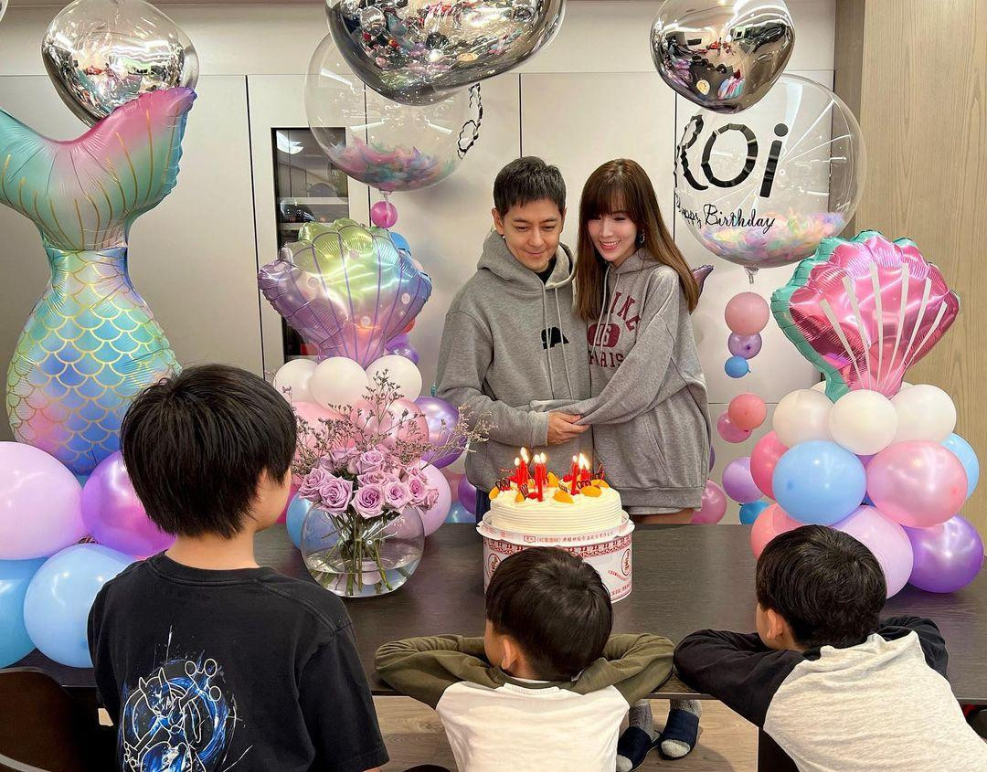 Tối 15/12, Lâm Chí Dĩnh đăng lên trang Instagram cá nhân hai bức ảnh với bà xã Trần Nhược Nghi, kèm chú thích: "Kelly thân mến, chúc mừng sinh nhật". Trong bức ảnh, cặp vợ chồng nổi tiếng Đài Loan (Trung Quốc) và ba con trai quây quần quanh bánh sinh nhật để đón sinh nhật lần thứ 37 của mẫu nữ 8x.