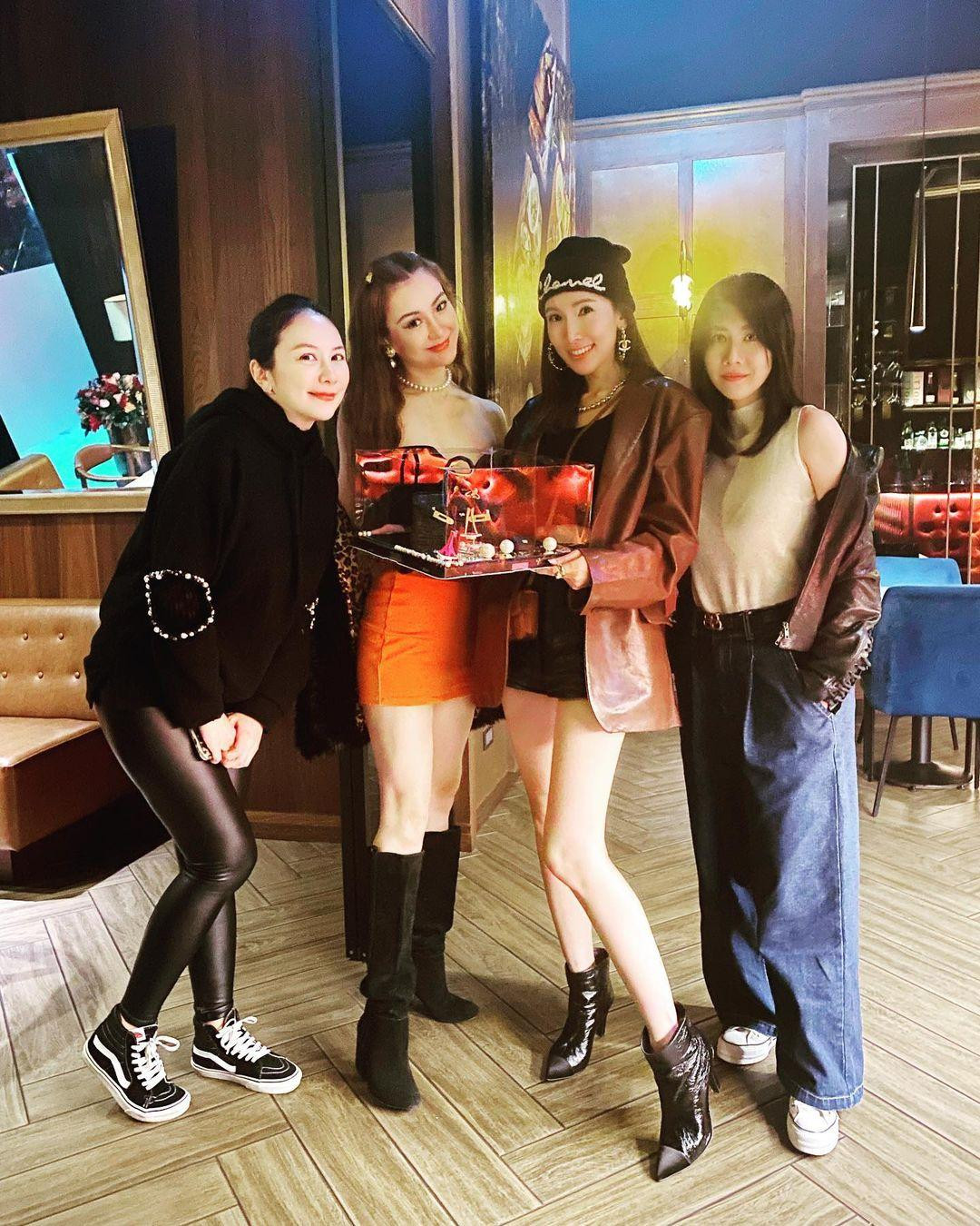 Ở tuổi 37, người mẫu xứ Đài sở hữu vẻ ngoài trẻ trung, vóc dáng mảnh mai, nuột nà và phong cách thời trang sành điệu. Đôi chân dài miên man của bà Lâm khiến không ít cô gái phải ghen tỵ.