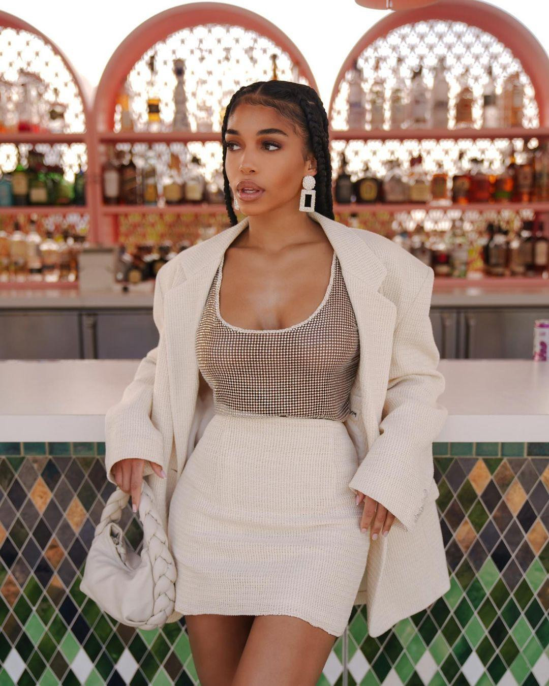 Lori Harvey là giám khảo trẻ tuổi nhất cuộc thi Hoa hậu Hoàn vũ 2021. Cô là người mẫu, ngôi sao mạng xã hội đình đám nước Mỹ, sở hữu tài khoản Instagram 3,9 triệu người theo dõi.