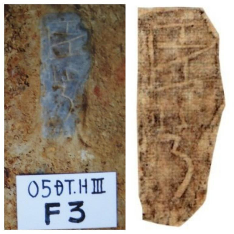 Mang khuôn khắc chữ Hán khai quật được (trái) và bản dập chữ Hán. Các chuyên gia mới chỉ phiên âm được một chữ "Thần", viết là "臣", tạm dịch nghĩa "Quan", chữ còn lại chưa giải mã được.