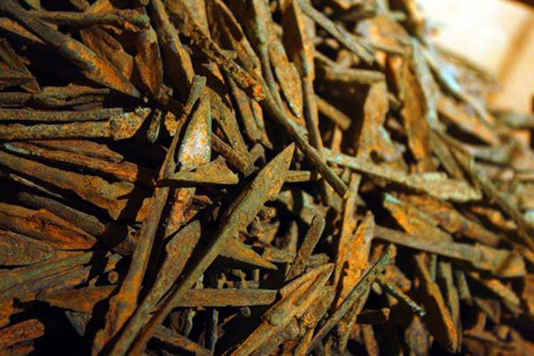 Hàng nghìn di vật mũi tên đồng được tìm thấy ở di tích Cổ Loa. Các phát hiện khảo cổ mới này đã chứng tỏ trình độ kỹ thuật và tư duy bậc thầy của các nghệ nhân luyện kim thời Việt cổ.