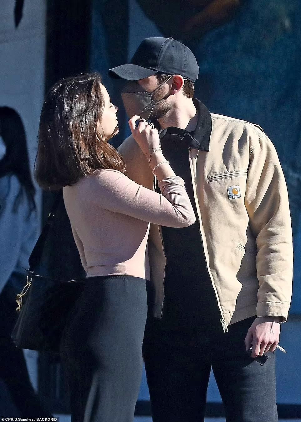 Cặp đôi "dính nhau như sam" trên phố, dường như không có gì có thể lọt vào mắt họ ngoài đối phương.