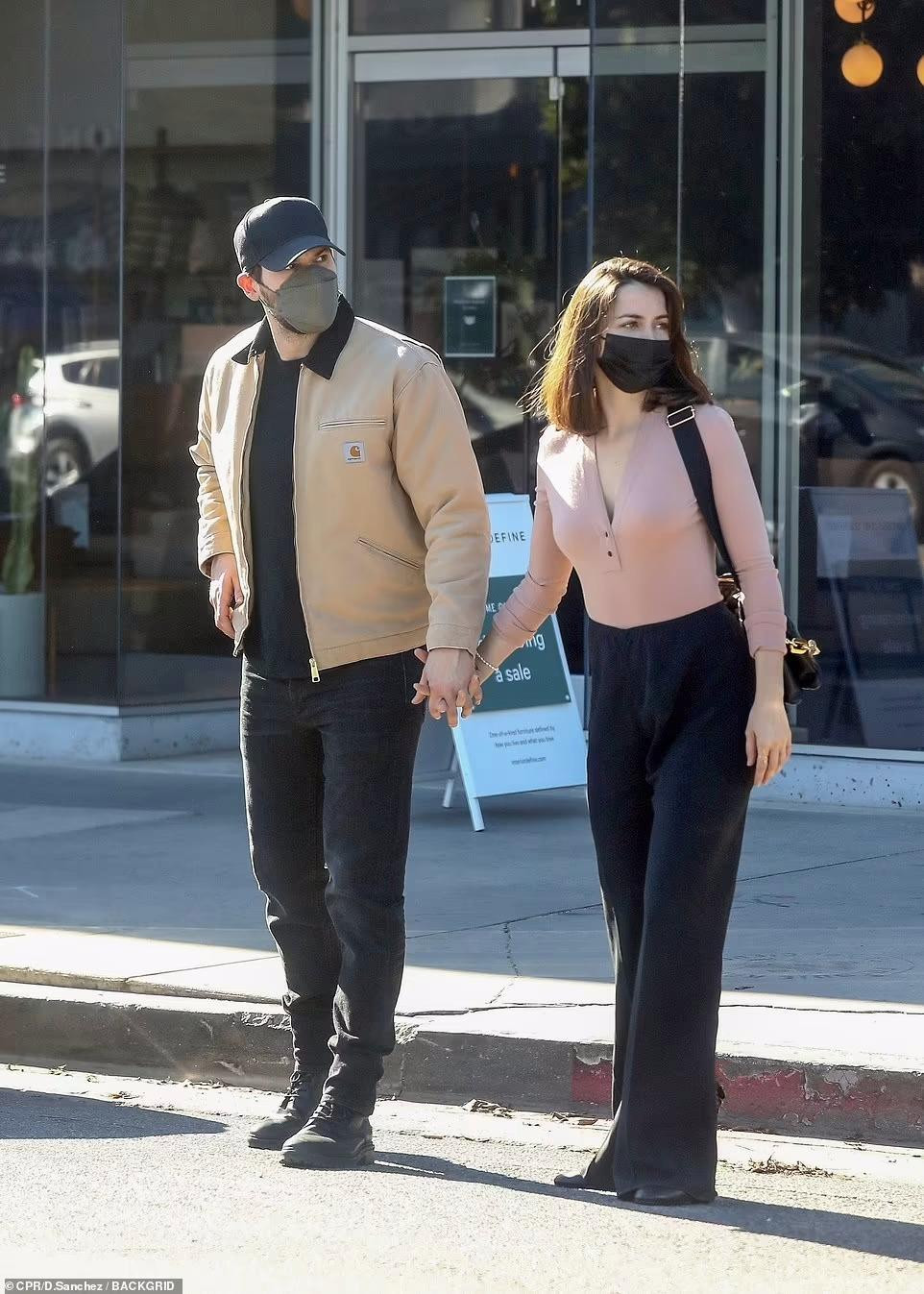 Trước đó, báo chí quốc tế đưa tin, bộ phim do Ana và Ben đóng chính "Deep Water" đã bị Disney hủy lịch ra mắt, dự kiến vào 14/1/2022, mà không đưa ra lý do cụ thể.