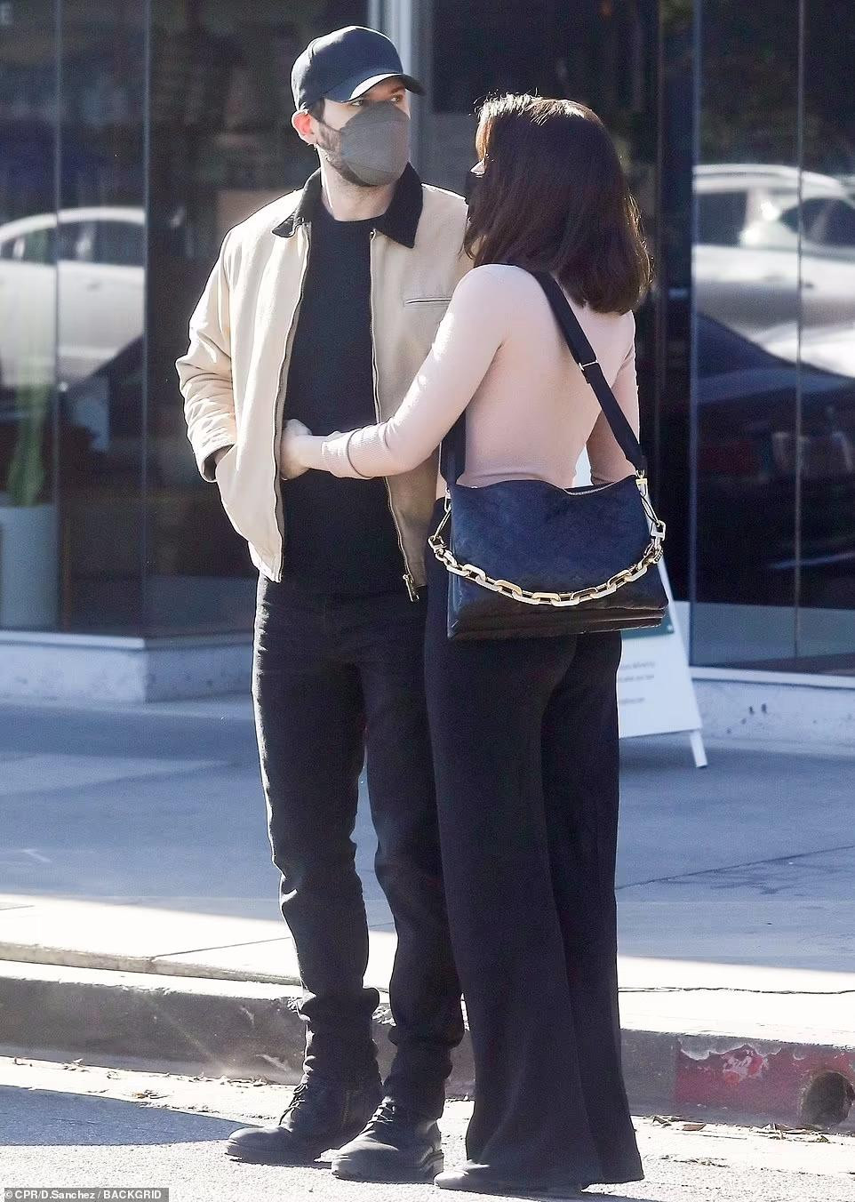 Tin đồn hẹn hò giữa Ana và Paul xuất hiện từ vài tháng trước. Nguồn tin của Page Six tiết lộ, hai người quen nhau qua sự giới thiệu của bạn bè.