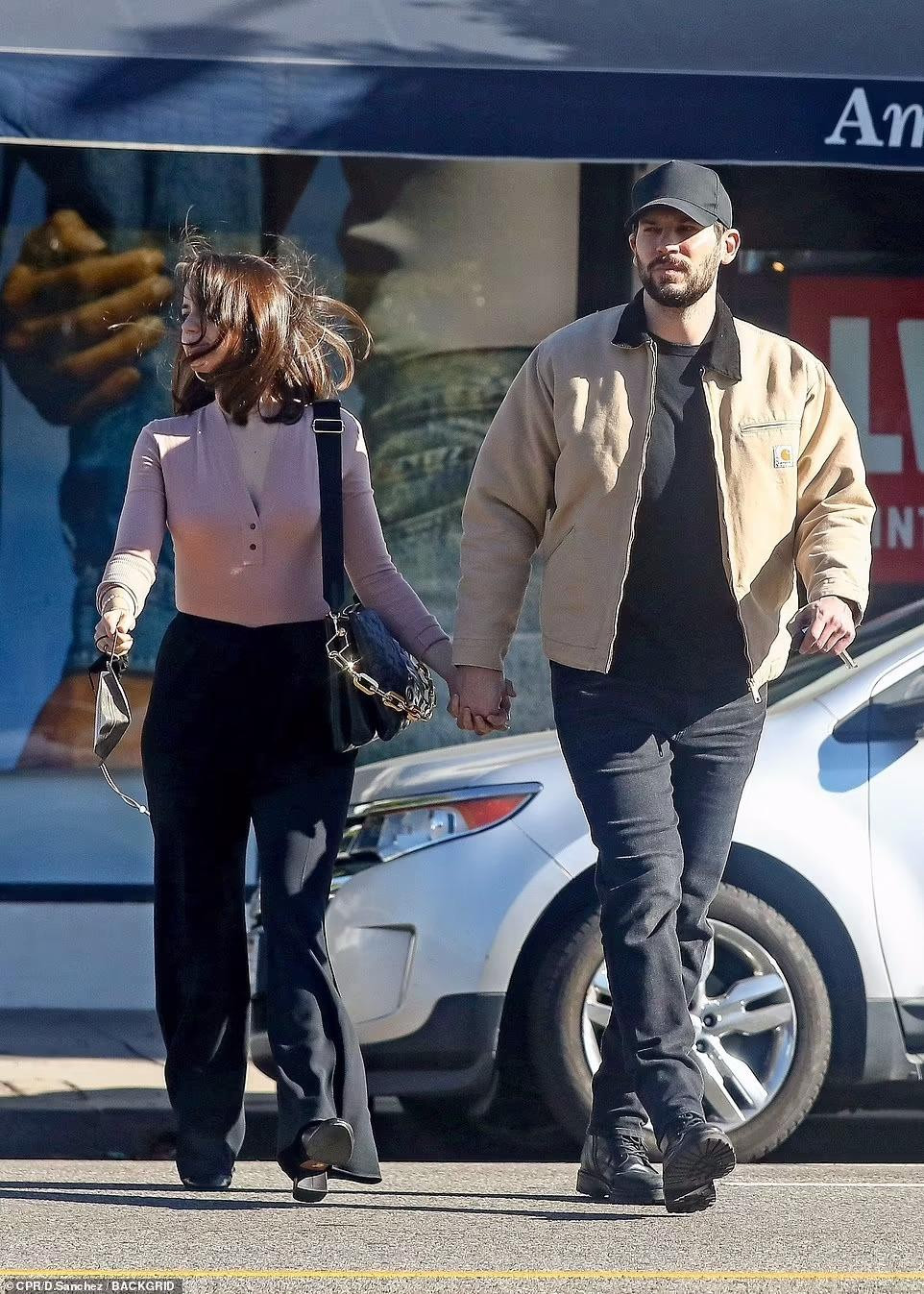 Hôm Chủ nhật (12/12), Ana De Armas được nhìn thấy "tay trong tay" trai lạ trên phố ở Los Angeles (Mỹ). Từ những cử chỉ thân mật giữa cặp đôi có thể khẳng định, "Bond Girl" gốc Cuba đã tìm thấy tình yêu mới sau gần một năm chia tay Ben Affleck.