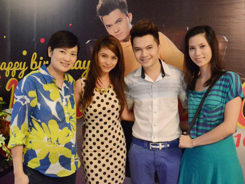 Trong tiệc sinh nhật ca sĩ Nam Cường