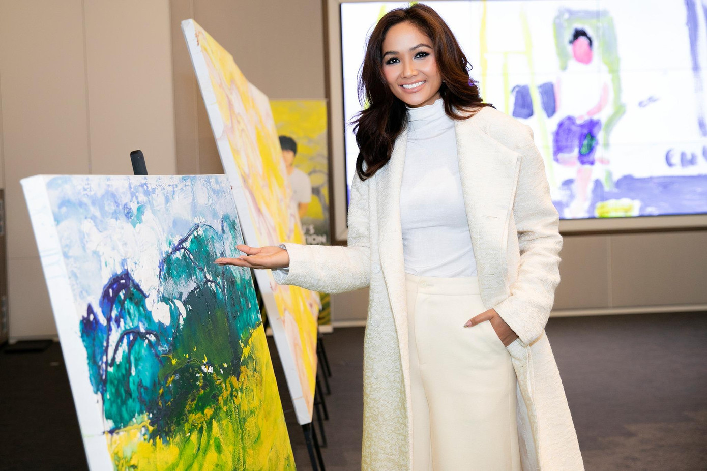 H'Hen Niê thanh lịch và duyên dáng trong bộ đồ tông màu trắng thanh lịch. H'Hen Niê thanh lịch và duyên dáng trong bộ đồ tông màu trắng thanh lịch.