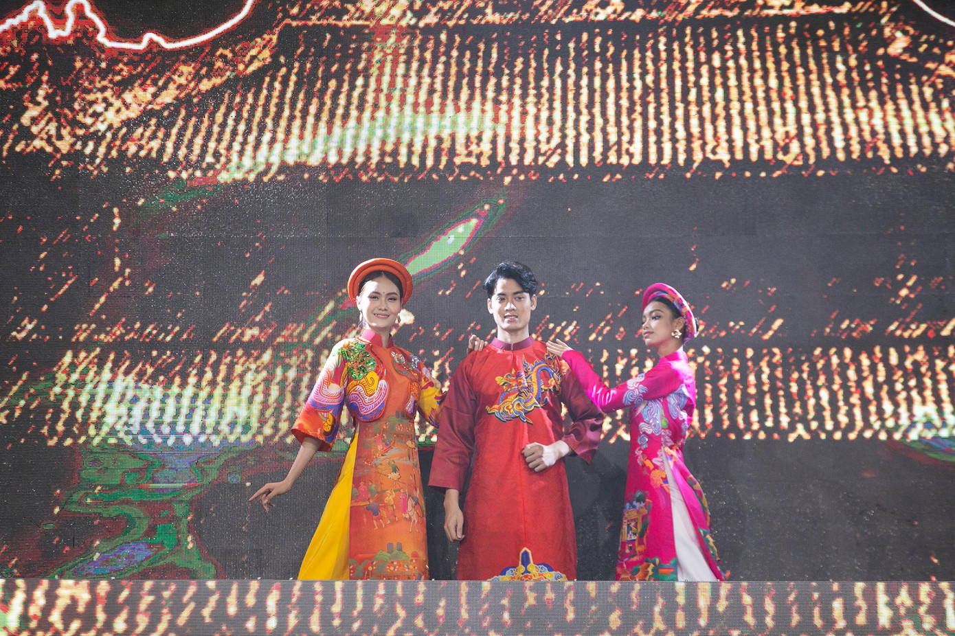 Dàn học trò cưng của Lương Thuỳ Linh duyên dáng khi trình diễn áo dài trên sân khấu. Dàn học trò cưng của Lương Thuỳ Linh duyên dáng khi trình diễn áo dài trên sân khấu.