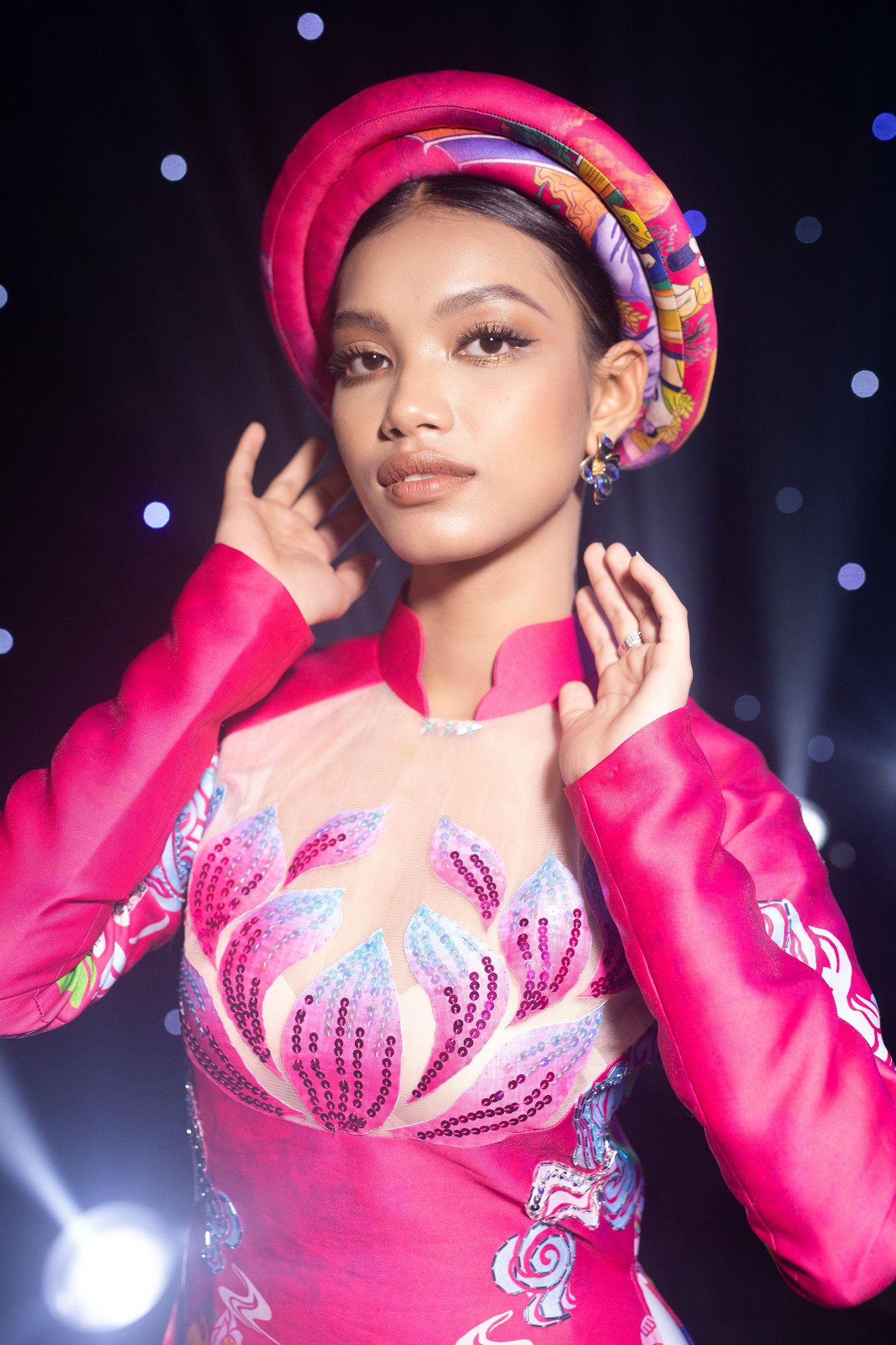 Người mẫu H’Vi Ktla khoe nhan sắc cá tính, độc đáo khi diện áo dài. Người mẫu H’Vi Ktla khoe nhan sắc cá tính, độc đáo khi diện áo dài.