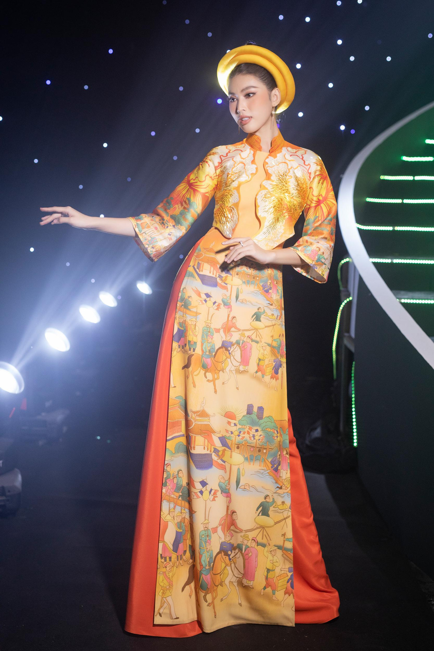 Á hậu Ngọc Thảo diện áo dài hoạ tiết trên tông màu vàng - đỏ rực rỡ. Á hậu Ngọc Thảo diện áo dài hoạ tiết trên tông màu vàng - đỏ rực rỡ.