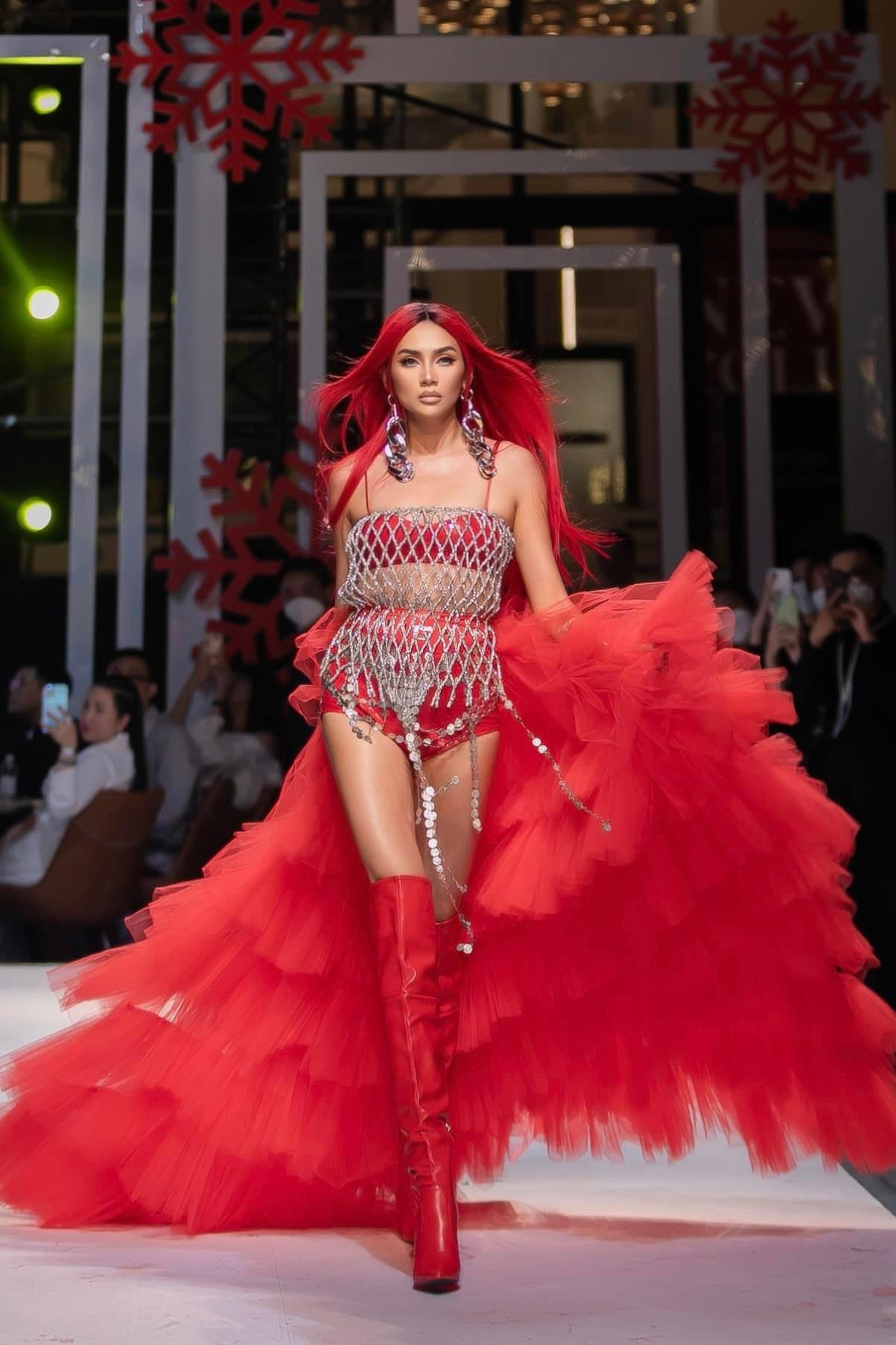 Người đẹp khoe thần thái 'đỉnh cao' trên sàn diễn thời trang với bộ cánh hoành tráng. Người đẹp khoe thần thái 'đỉnh cao' trên sàn diễn thời trang với bộ cánh hoành tráng.