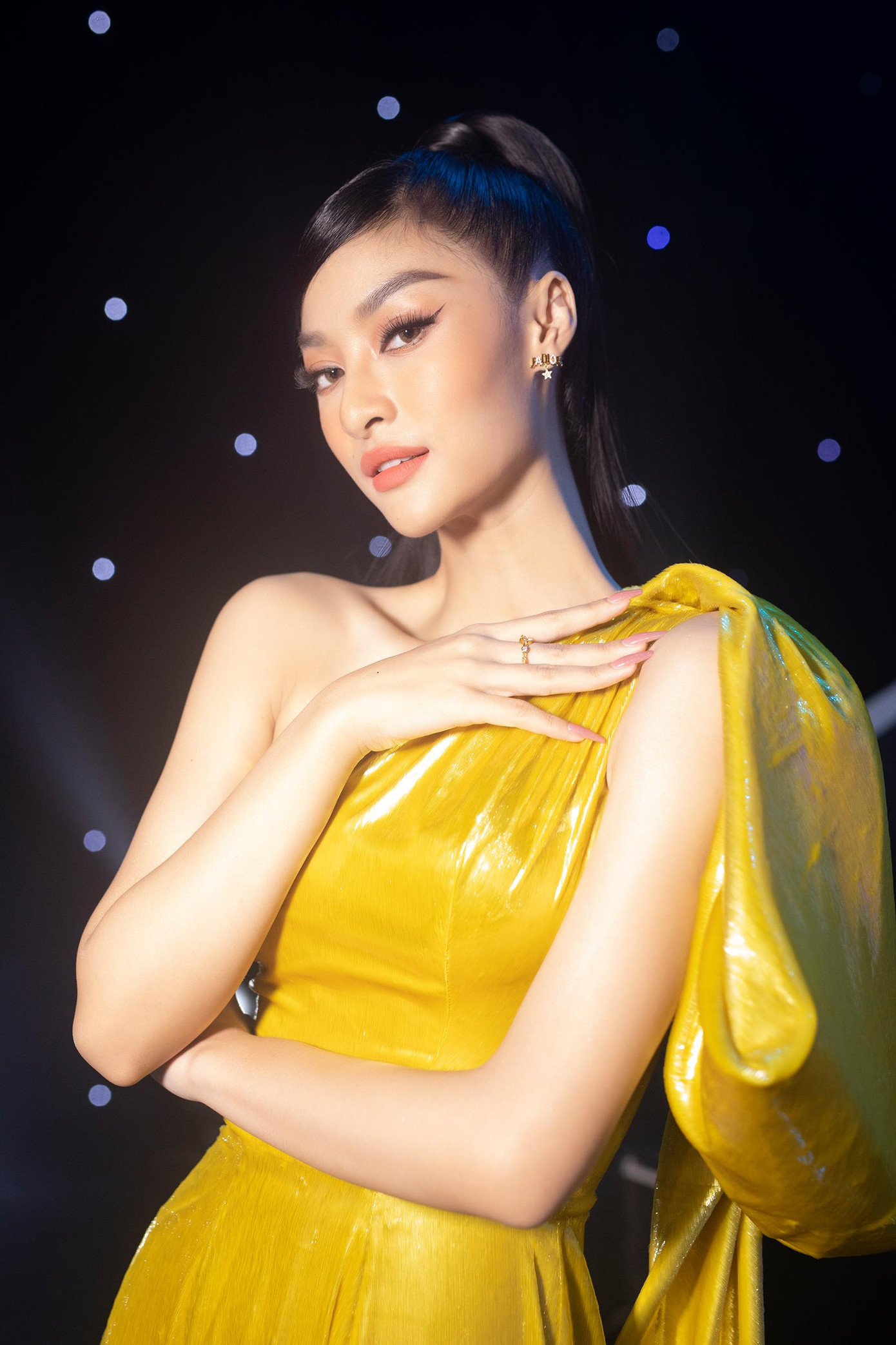 Kiều Loan thay nhiều trang phục rực rỡ, quyến rũ trong chương trình. Kiều Loan thay nhiều trang phục rực rỡ, quyến rũ trong chương trình.