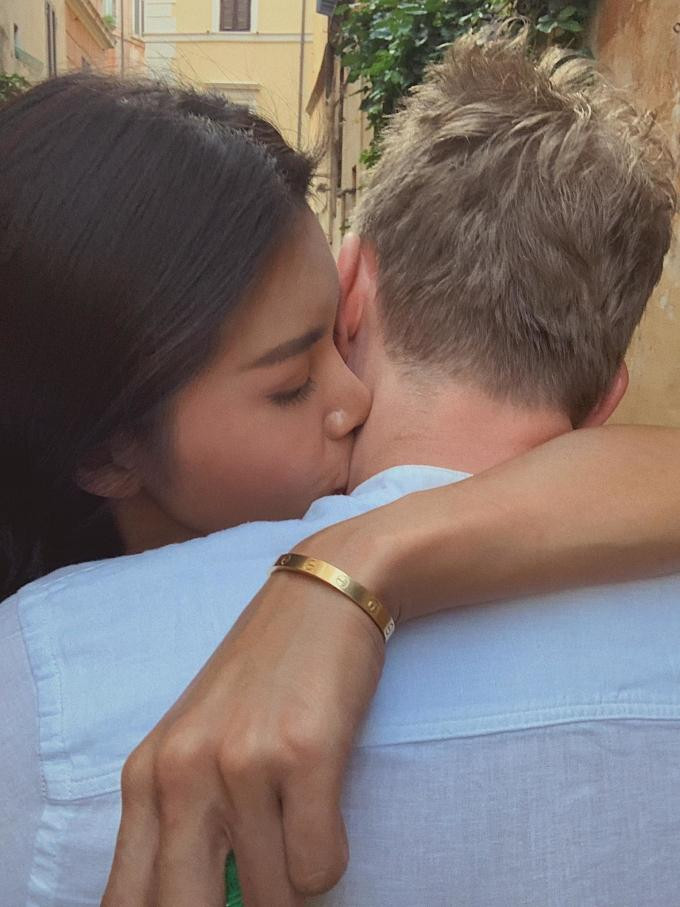 Minh Tú từng đăng ảnh hôn bạn trai nhân sinh nhật tuổi 30 hồi tháng 11.