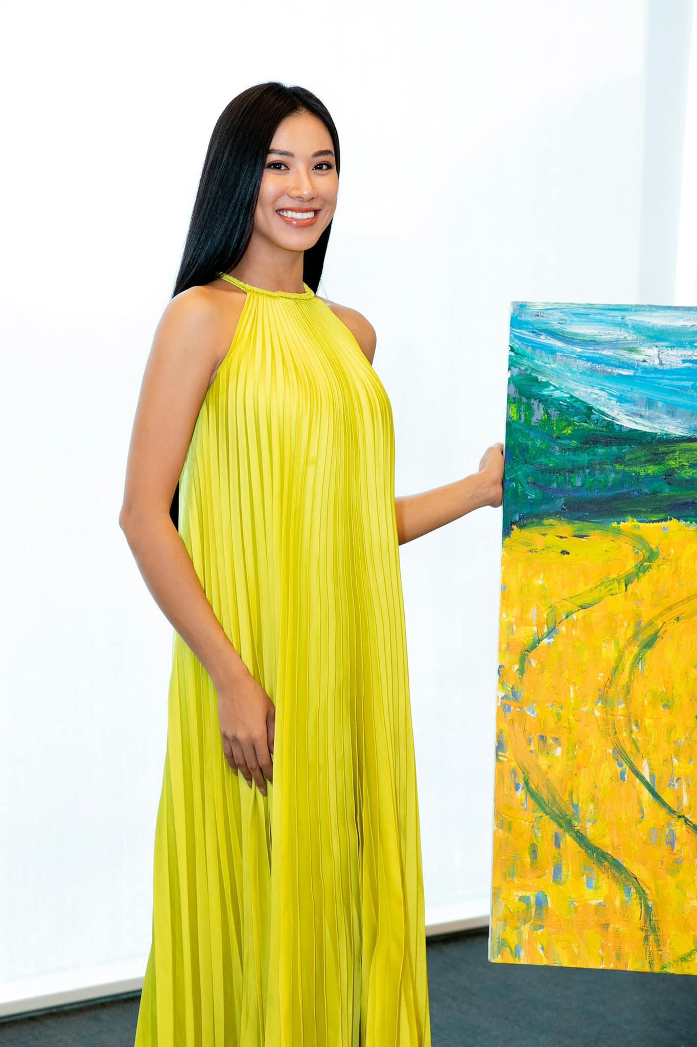 Á hậu Kim Duyên diện váy yếm màu xanh neon khoe vai trần quyến rũ. Á hậu Kim Duyên diện váy yếm màu xanh neon khoe vai trần quyến rũ.