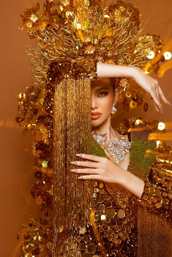 Bộ trang phục “Lá Ngọc Cành Vàng” bao gồm phần mấn, boots, bodysuit và phần cánh. Theo chia sẻ của NTK Tín Thái, chiếc mấn được cách điệu bởi hình tượng nhành cây và rừng hoa mang ý nghĩa khởi sắc và lan tỏa. Phần boots được đính bởi hàng nghìn chiếc lá óng ánh. Vì tính chất và cảm hứng lộng lẫy của bộ trang phục, hiệu ứng sân khấu và thị giác sẽ được khai thác triệt để.