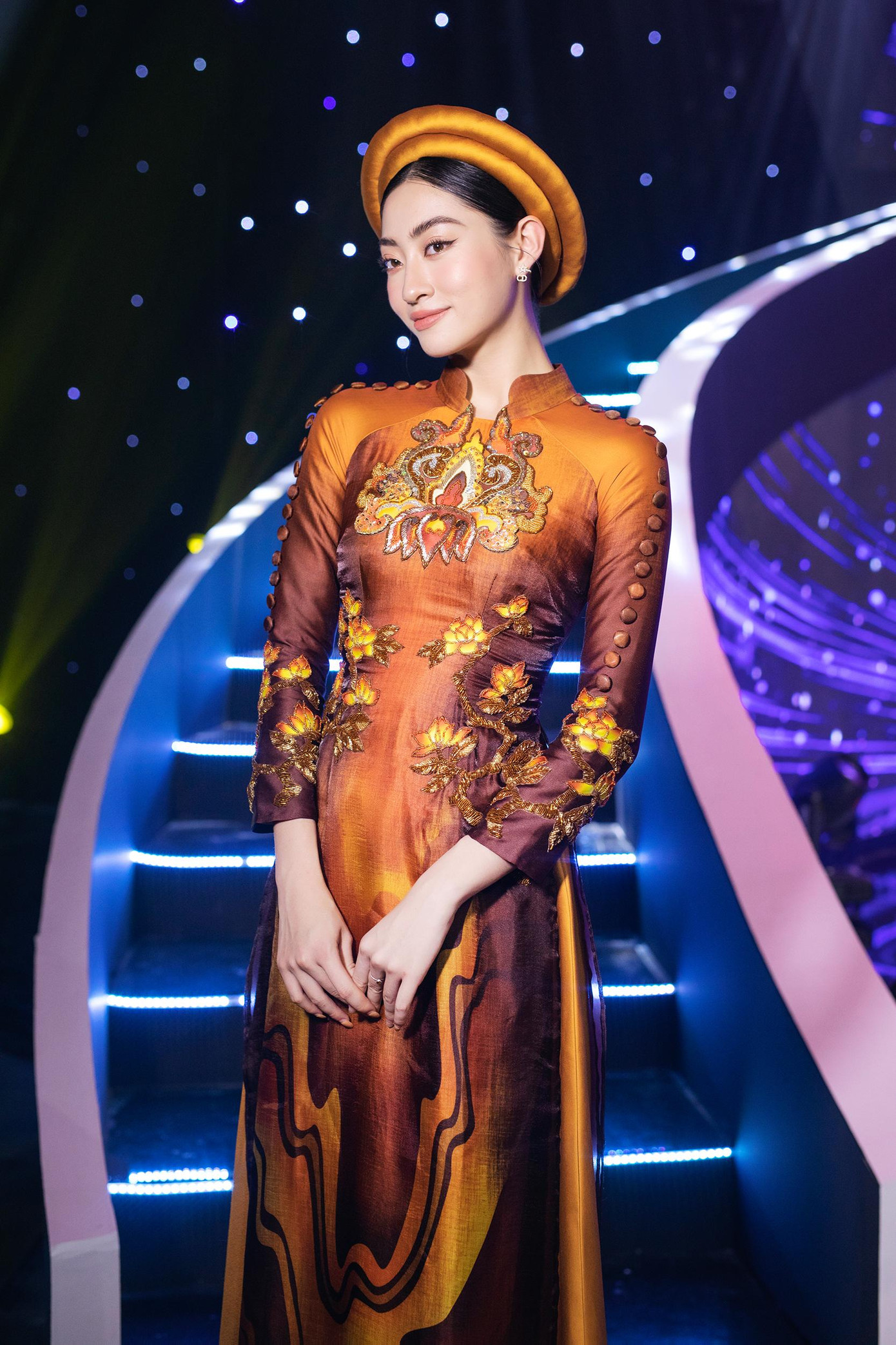 Lương Thuỳ Linh diện áo dài khăn đóng tông màu trầm thanh lịch, nền nã. Lương Thuỳ Linh diện áo dài khăn đóng tông màu trầm thanh lịch, nền nã.