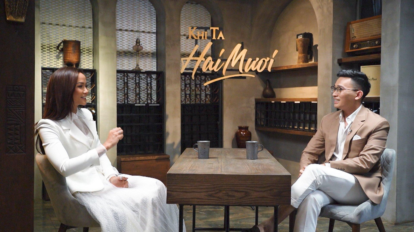 H'hen Niê chia sẻ cùng MC chương trình nhiều câu chuyện về cuộc sống của mình.