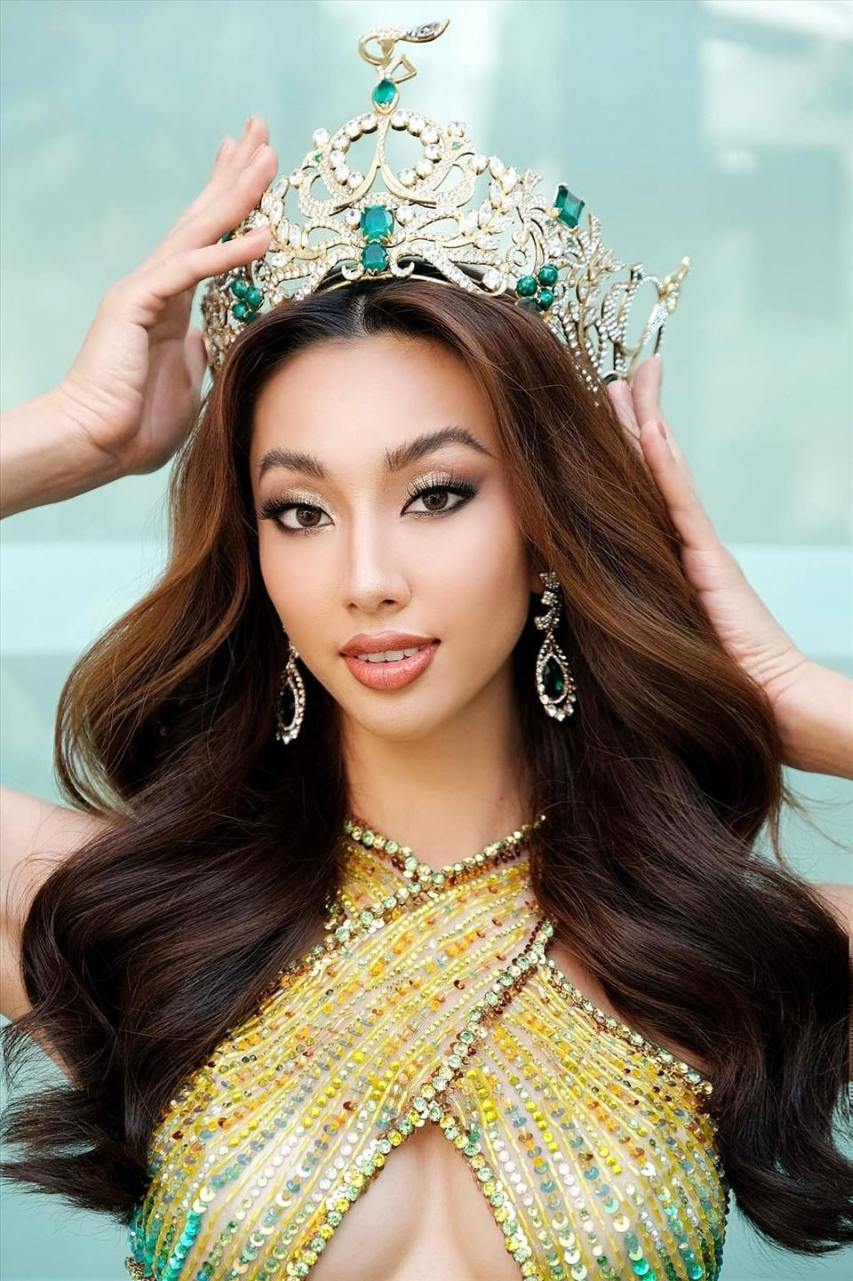 Người đẹp hé lộ chiếc vương miện Miss Grand bị gẫy một chi tiết nhỏ và đang được mang đi sửa lại.