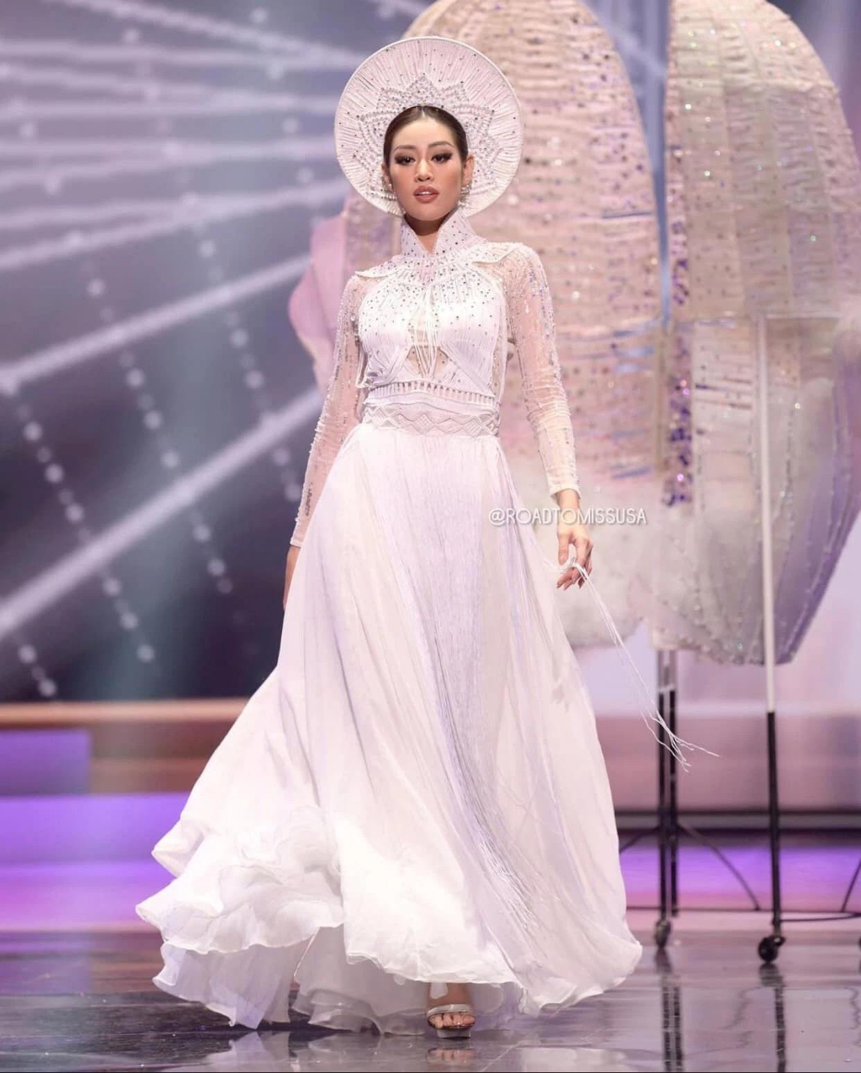 Đến với cuộc thi Miss Universe 2020 tổ chức ở Mỹ, Hoa hậu Khánh Vân mang tới bộ trang phục dân tộc độc đáo mang tên &quot;Kén Em&quot; với tông màu trắng tinh khiết, lấy cảm hứng từ áo dài truyền thống Việt Nam.