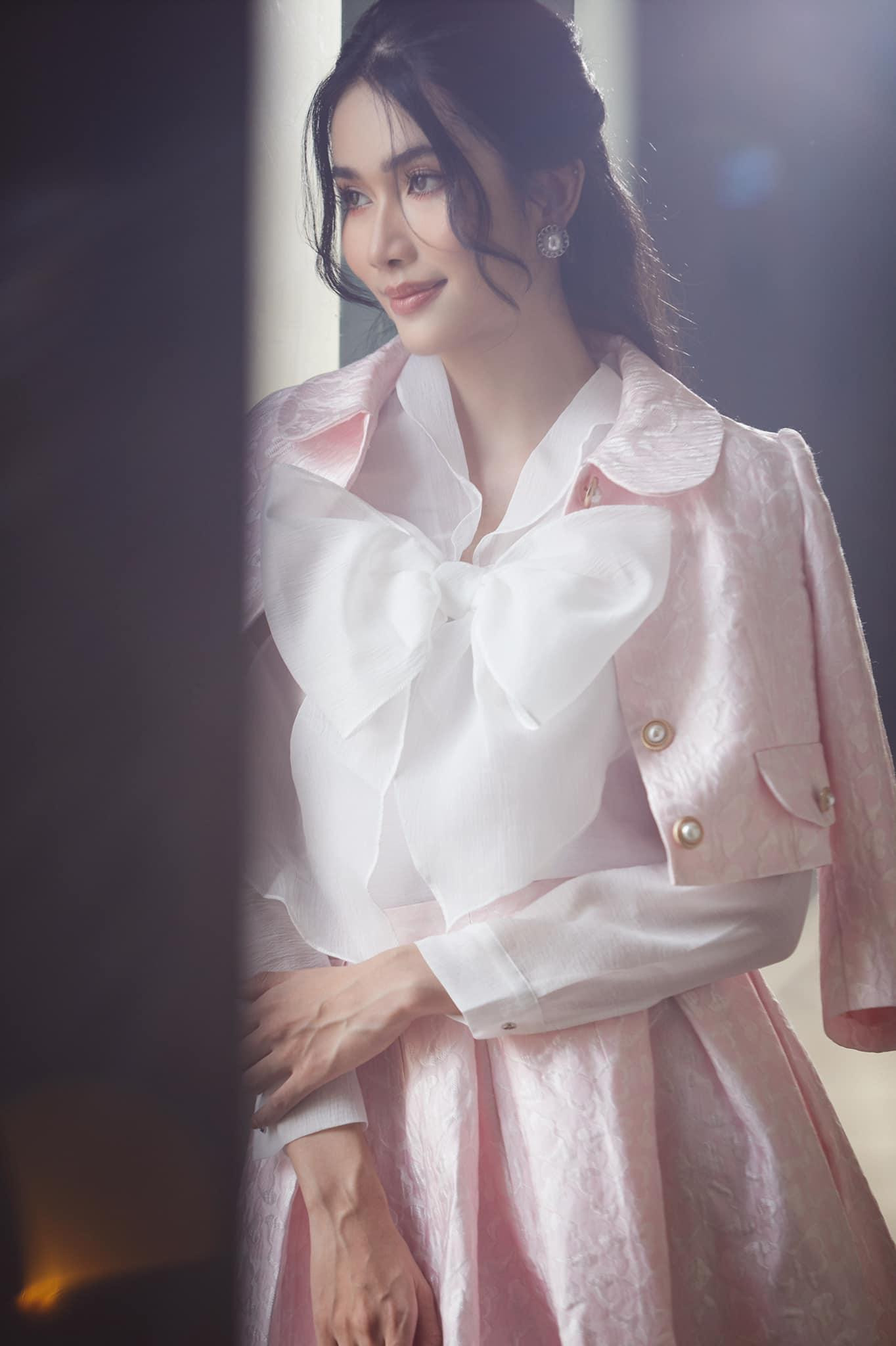 Á hậu Phương Anh dịu dàng, nền nã với bộ cánh tông màu hồng pastel thanh lịch. Á hậu Phương Anh dịu dàng, nền nã với bộ cánh tông màu hồng pastel thanh lịch.
