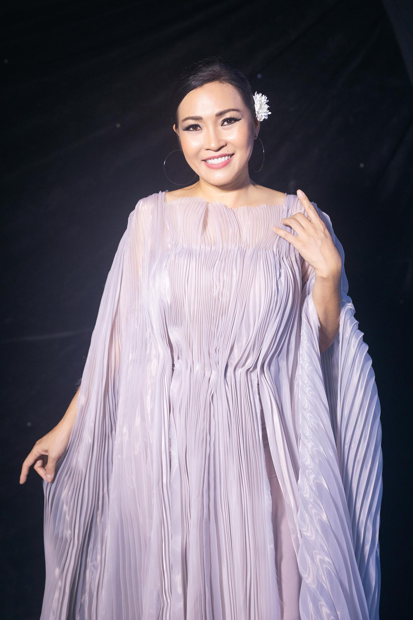 Cô góp giọng trong chương trình chào Xuân mới với niềm hứng khởi về một năm mới tươi sáng sau đại dịch. Cô góp giọng trong chương trình chào Xuân mới với niềm hứng khởi về một năm mới tươi sáng sau đại dịch.