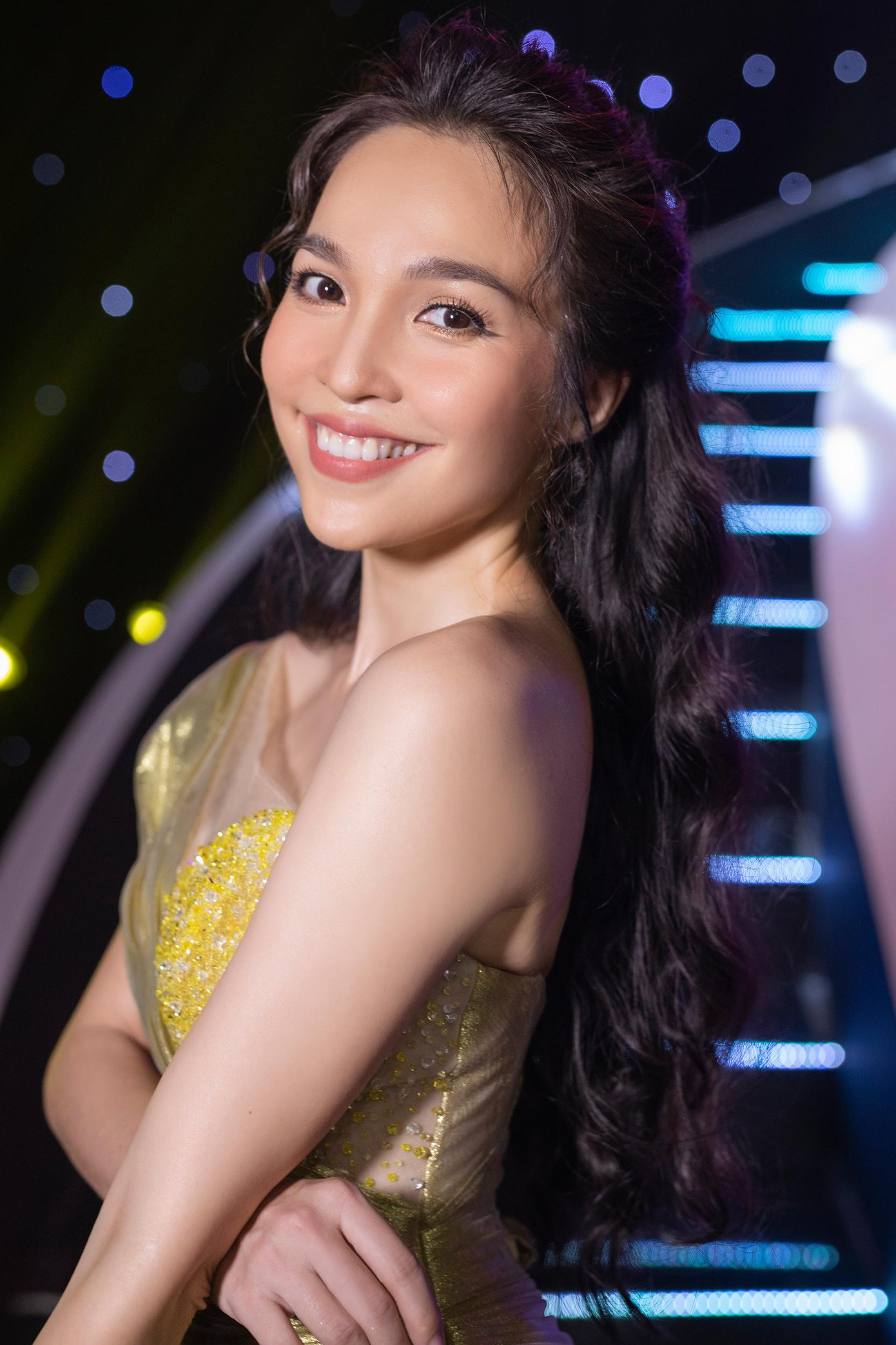 Mặc dù đã bước sang tuổi tứ tuần nhưng nữ ca sĩ vẫn khiến đàn em trầm trồ vì sắc vóc quyến rũ. Mặc dù đã bước sang tuổi tứ tuần nhưng nữ ca sĩ vẫn khiến đàn em trầm trồ vì sắc vóc quyến rũ.