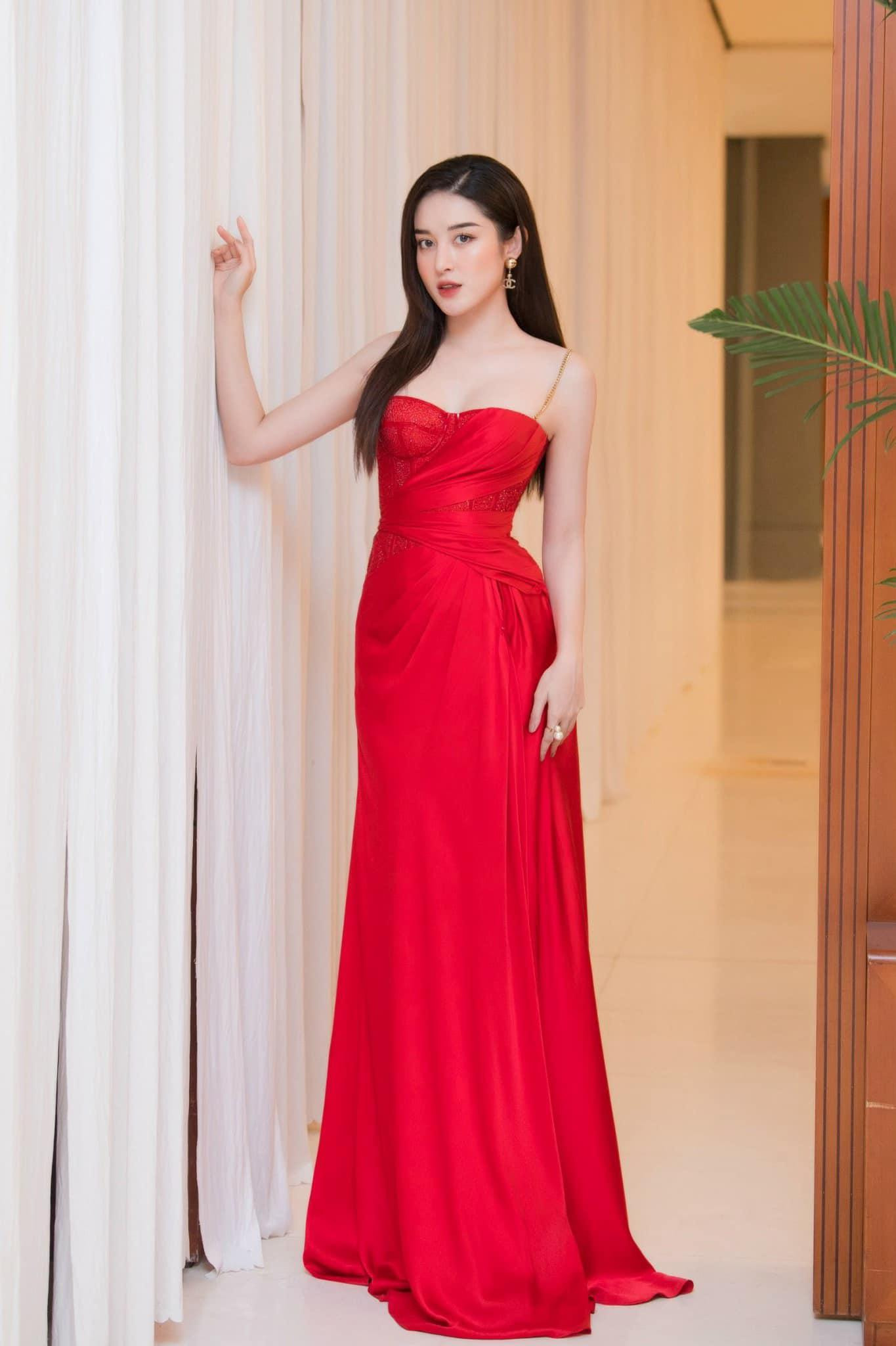 Á hậu Huyền My diện váy cúp ngực tông màu đỏ rực khoe làn da trắng ngần và vòng một quyến rũ tại sự kiện. Á hậu Huyền My diện váy cúp ngực tông màu đỏ rực khoe làn da trắng ngần và vòng một quyến rũ tại sự kiện.