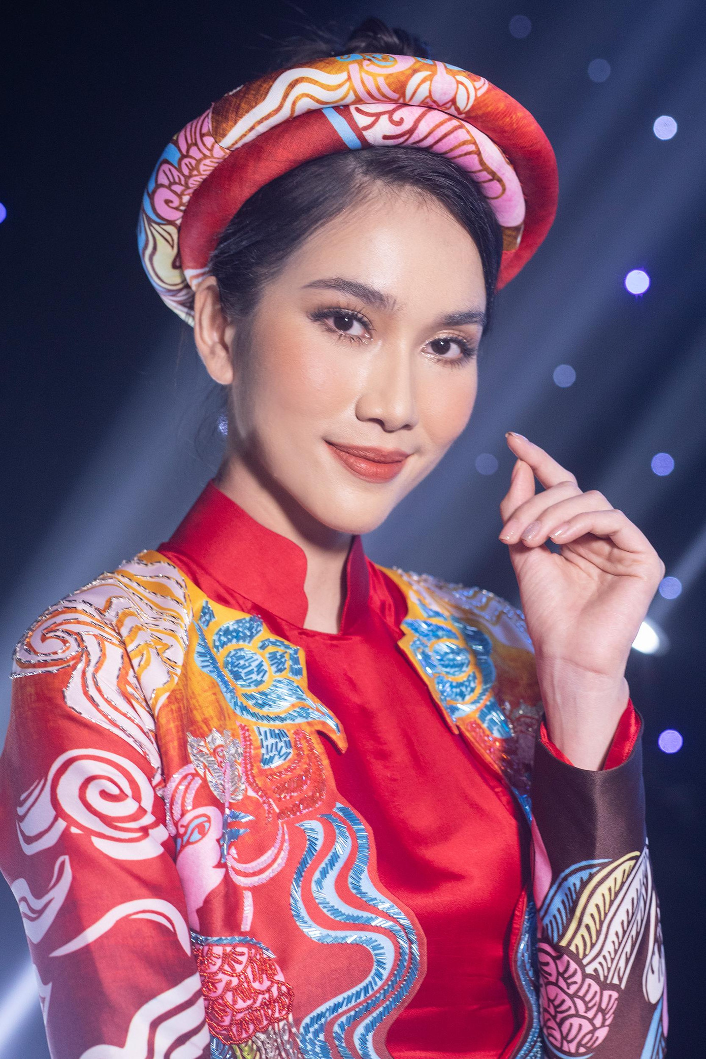 Á hậu Phương Anh diện áo dài khăn đóng tông màu đỏ rực rỡ. Á hậu Phương Anh diện áo dài khăn đóng tông màu đỏ rực rỡ.