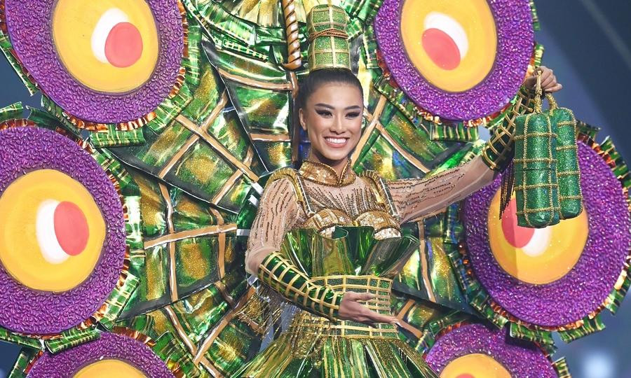 Thiết kế với phần rẻ quạt được bung ra phía sau tạo thành những đòn bánh tét khi Kim Duyên bước ra sân khấu hứa hẹn sẽ khiến khán giả trầm trồ. Bên cạnh đó phần mặt trước của thiết kế cũng được tính toán để khoe hết được đôi chân thon dài và quyến rũ của Kim Duyên.