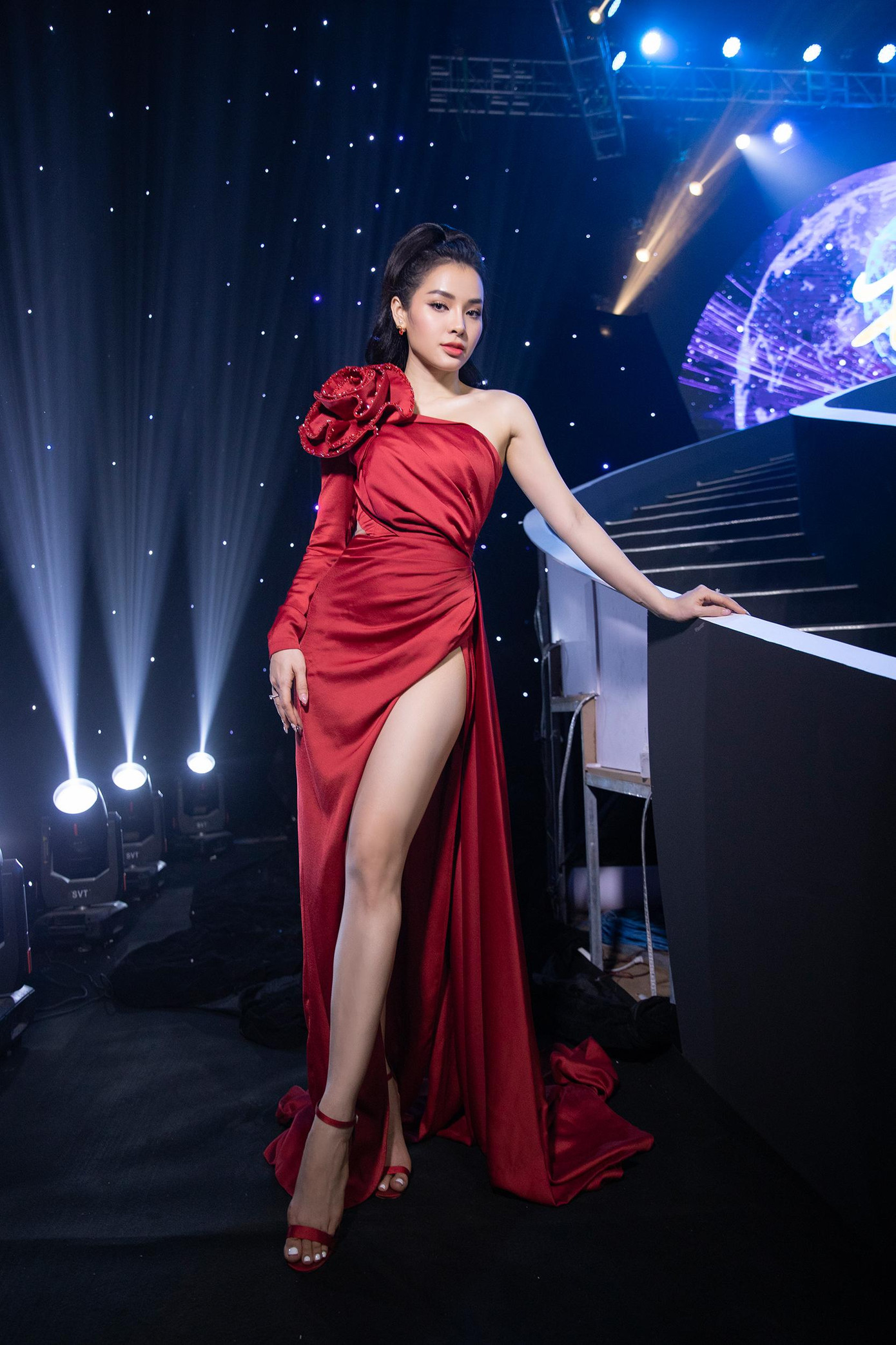 Ca sĩ Phương Trinh Jolie diện váy dạ hội khoe chân dài triệt để. Ca sĩ Phương Trinh Jolie diện váy dạ hội khoe chân dài triệt để.