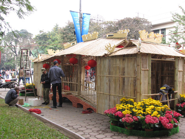 trong khi những nhân viên khác đang cố gắng hoàn thiện nốt những phần việc còn lại chuẩn bị cho đêm khai mạc