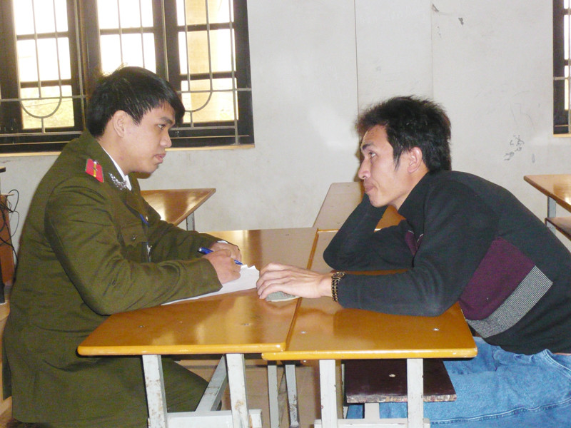 Lao động Nghệ An này cho biết, việc cuốn giấy bạc để đưa điện thoại qua cổng từ vào phòng thi là do cò mồi hướng dẫn