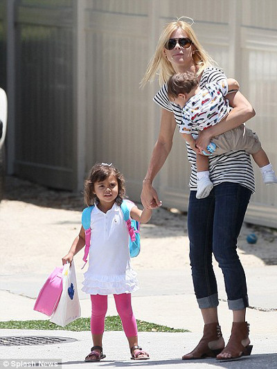 Vợ của Tiger Wood đã đệ đơn ly dị lên toà án sau khi biết được toàn bộ scandal tình ái của chồng.