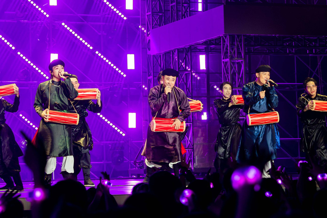 Chỉ với 3 thành viên, Sao Sáng đã tạo nên một phần trình diễn hoành tráng. Ảnh: BTC Chỉ với 3 thành viên, Sao Sáng đã tạo nên một phần trình diễn hoành tráng. Ảnh: BTC