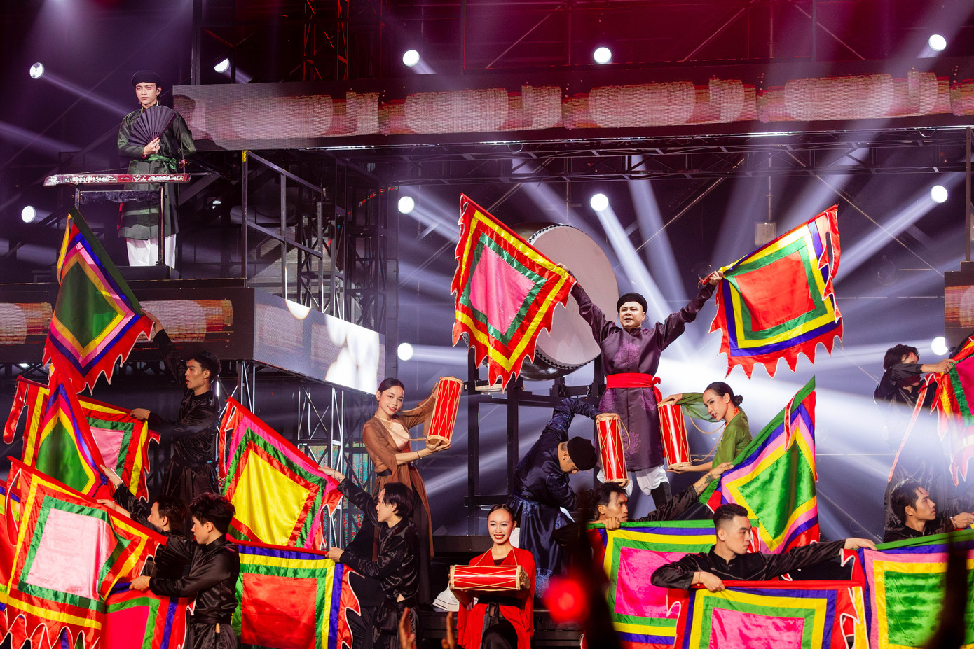 NSND Tự Long dốc sức cho tiết mục của nhà Sao sáng. Ảnh: BTC NSND Tự Long dốc sức cho tiết mục của nhà Sao sáng. Ảnh: BTC